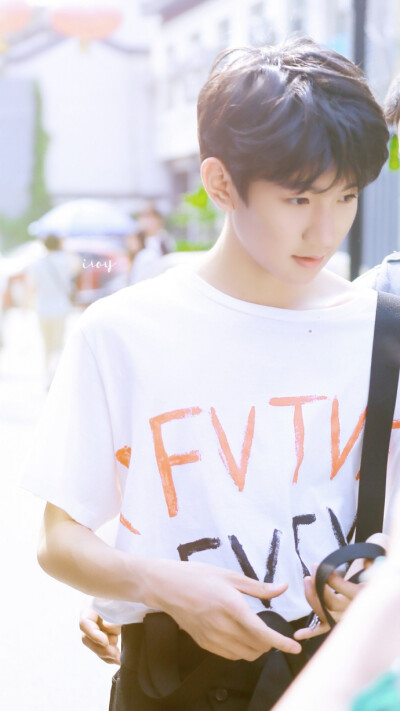 #王源南锣鼓巷撸猫# 是初夏熹微的日光 一尘不染纯白色的年代@TFBOYS-王源 K那个男孩（电视剧《夏至未至》插曲） ​​​​