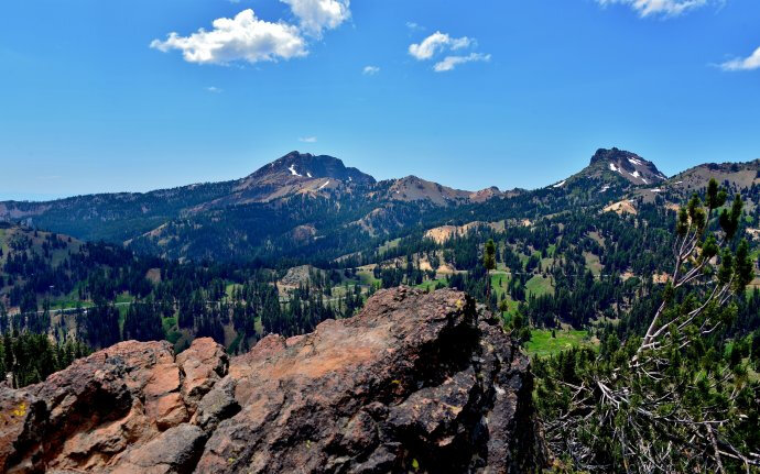 【拉森火山国家公园】拉森火山国家公园(英语:Lassen Volcanic National Park)是位于美国加州北部的国家公园。整个国家公园中最主要的景观就是拉森火山(也译作拉森峰)，是世界上最大的穹顶火山，也是喀斯喀山脉中最南端的火山。