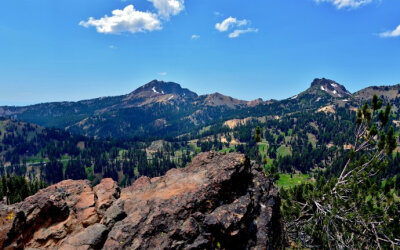 【拉森火山国家公园】拉森火山国家公园(英语:Lassen Volcanic National Park)是位于美国加州北部的国家公园。整个国家公园中最主要的景观就是拉森火山(也译作拉森峰)，是世界上最大的穹顶火山，也是喀斯喀山脉中最南…