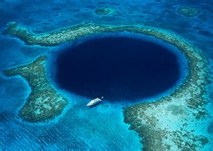 【伯利兹大蓝洞】蓝洞(Great Blue Hole)为一石灰岩洞，形成于海平面较低的冰河时期，后来因为海水上升，洞顶随之塌陷，遂变成水下洞穴。是目前已发现的全世界最大的水下洞穴。位于伯利兹外海约60英里(96.5公里)的大巴哈马浅滩的海底高原边缘的灯塔暗礁(Lighthouse Reef)，位于北纬17度18分54秒，西经87度32分6秒处，形成于海平面较低的冰河时代末期，后来因为海水上升，洞顶随之塌陷，遂变成水下石灰石坑洞穴。
