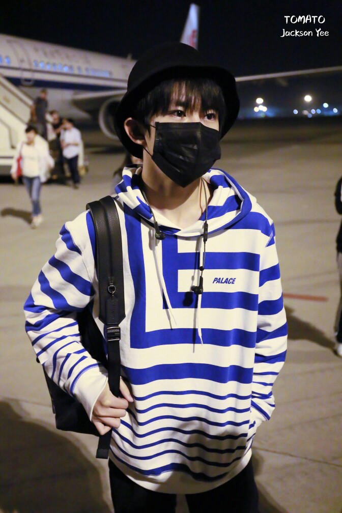 #易烊千玺 #TFBOYS 机场饭拍 时尚担当易烊千玺 高清 帅气