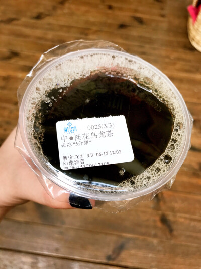 日常嗑茉沏 刚喝完一杯星爸爸又忍不住吸一杯桂花乌龙 点了五分甜也并不觉得苦 桂花很香 重要的是真的好便宜啊是一杯星爸爸的七分之一