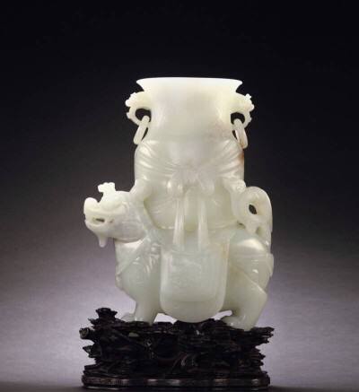 清乾隆 白玉雕瑞兽尊