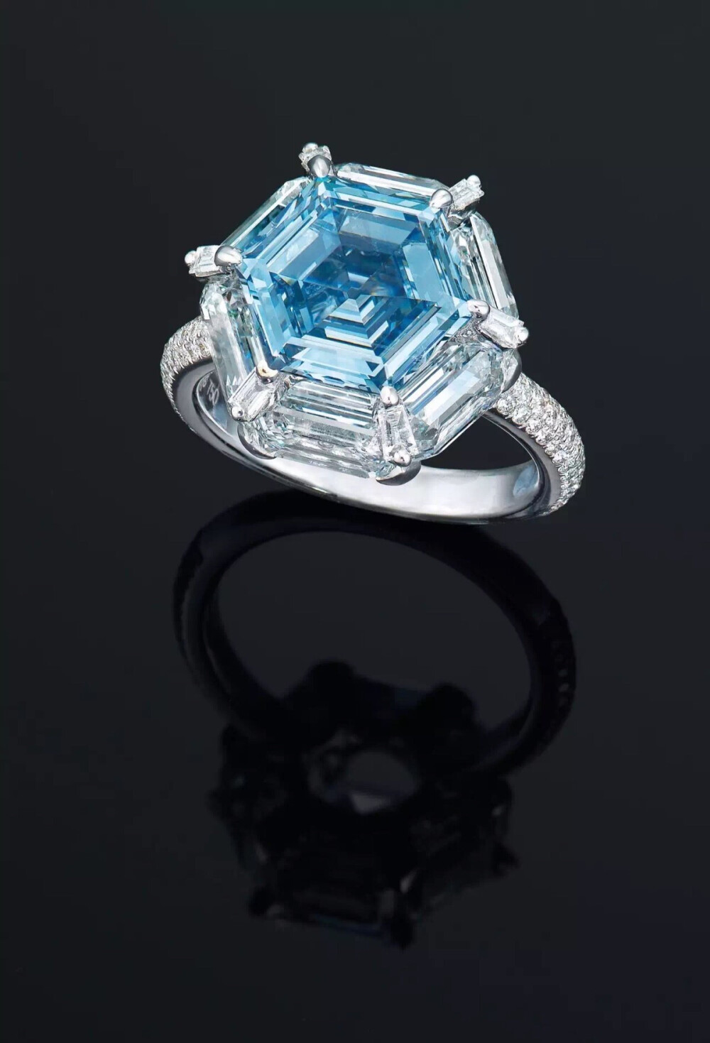 3.37克拉六角形濃彩藍色I1鑽石戒指
Etcetera為Suwa設計