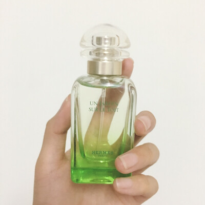 爱马仕 Hermes Un Jardin Sur Le Toit 空中花园/屋顶花园 50ml 我感觉就是割草机割草时汽油烟、青草和泥土混成一团后散发出的奇怪怪味道……