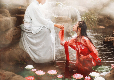 微博原文：
我来到世上，被世人所误，你们说人间有情，但情为何物？
(摄@Nicetian天天_ 裳@华姿仪赏汉服 )
转发关注里抽一位送此套红襦裙，去吧 ，为心上人舞。
…