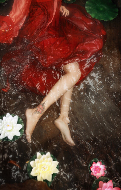 微博原文：
我来到世上，被世人所误，你们说人间有情，但情为何物？
(摄@Nicetian天天_ 裳@华姿仪赏汉服 )
转发关注里抽一位送此套红襦裙，去吧 ，为心上人舞。
…