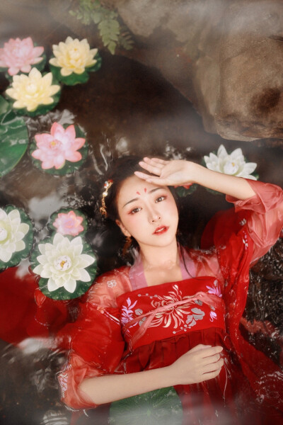 微博原文：
我来到世上，被世人所误，你们说人间有情，但情为何物？
(摄@Nicetian天天_ 裳@华姿仪赏汉服 )
转发关注里抽一位送此套红襦裙，去吧 ，为心上人舞。
…