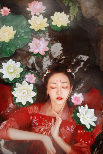 微博原文：
我来到世上，被世人所误，你们说人间有情，但情为何物？
(摄@Nicetian天天_ 裳@华姿仪赏汉服 )
转发关注里抽一位送此套红襦裙，去吧 ，为心上人舞。
…