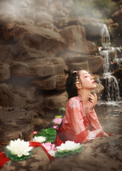 微博原文：
我来到世上，被世人所误，你们说人间有情，但情为何物？
(摄@Nicetian天天_ 裳@华姿仪赏汉服 )
转发关注里抽一位送此套红襦裙，去吧 ，为心上人舞。
…