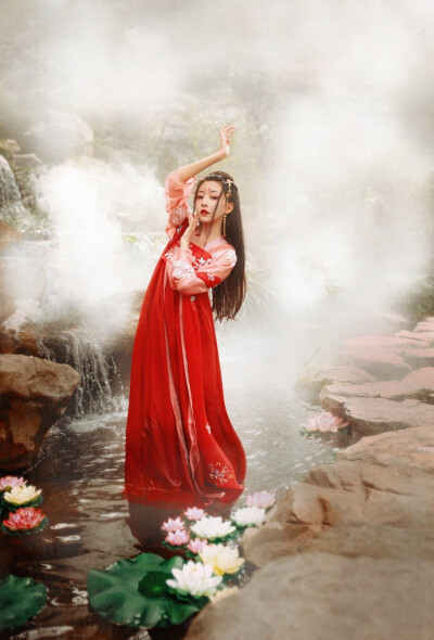 微博原文：
我来到世上，被世人所误，你们说人间有情，但情为何物？
(摄@Nicetian天天_ 裳@华姿仪赏汉服 )
转发关注里抽一位送此套红襦裙，去吧 ，为心上人舞。
…