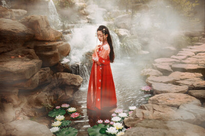 微博原文：
我来到世上，被世人所误，你们说人间有情，但情为何物？
(摄@Nicetian天天_ 裳@华姿仪赏汉服 )
转发关注里抽一位送此套红襦裙，去吧 ，为心上人舞。
…