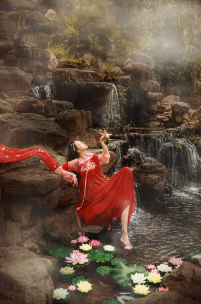 微博原文：
我来到世上，被世人所误，你们说人间有情，但情为何物？
(摄@Nicetian天天_ 裳@华姿仪赏汉服 )
转发关注里抽一位送此套红襦裙，去吧 ，为心上人舞。
…