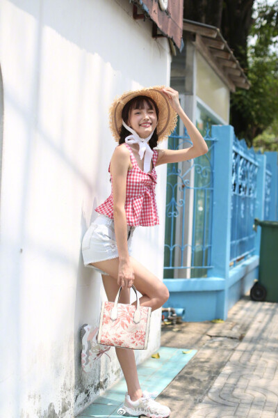 看小宅的微博 觉得自己还能瘦二十斤
学校真的特别特别的热
这个星期几乎没有一天能睡好
这个周末还要去考试