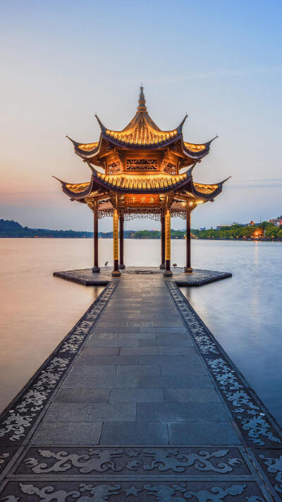 【集贤亭】
位于杭州西湖的“晚节流香”石碑对面，是清代西湖十八景之一。©壹刻传媒