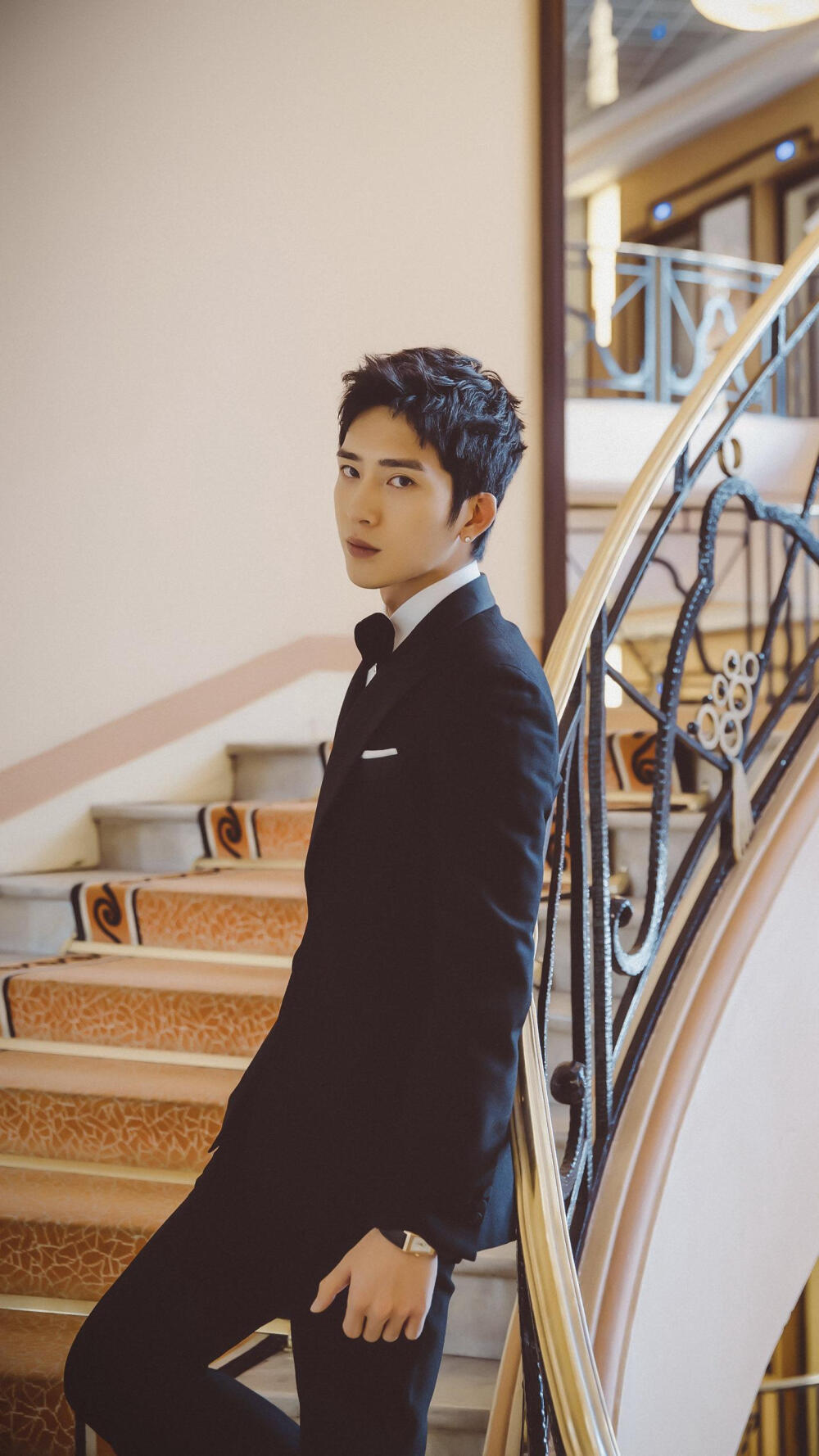 【井柏然】
新生代男演员井柏然亮相红毯，剪短的头发清爽而又时髦，展现介于男人与男孩之间的帅气。 ©壹刻传媒