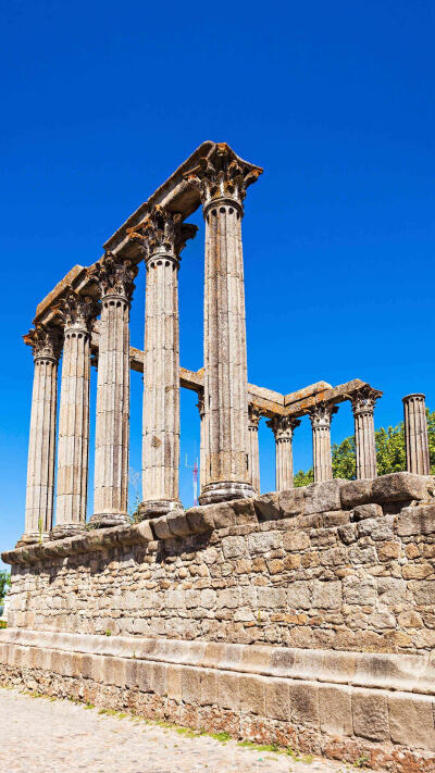 【葡萄牙——埃武拉罗马】
已成为埃武拉古城的标志，是整个伊比利亚半岛最完整的罗马神殿遗存之一。©壹天壹刻