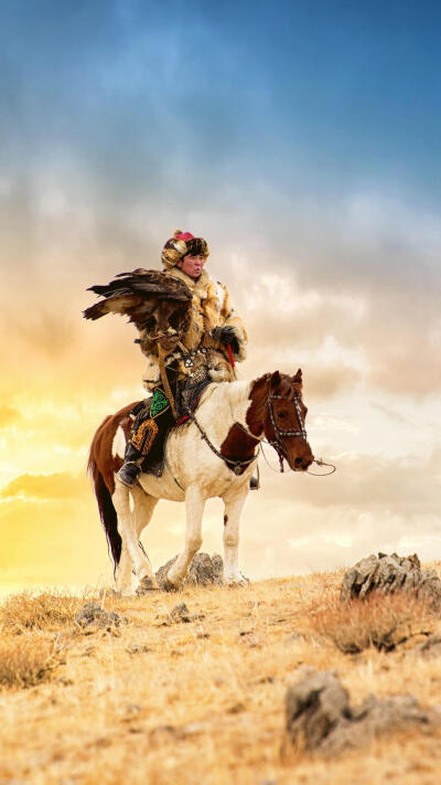 【哈萨克斯坦——驯鹰猎人】
“站于山脊，一旦发现猎物，便命猎鹰击杀。”阿尔泰山的哈萨克人一直秉承这样的狩猎传统。©壹刻传媒