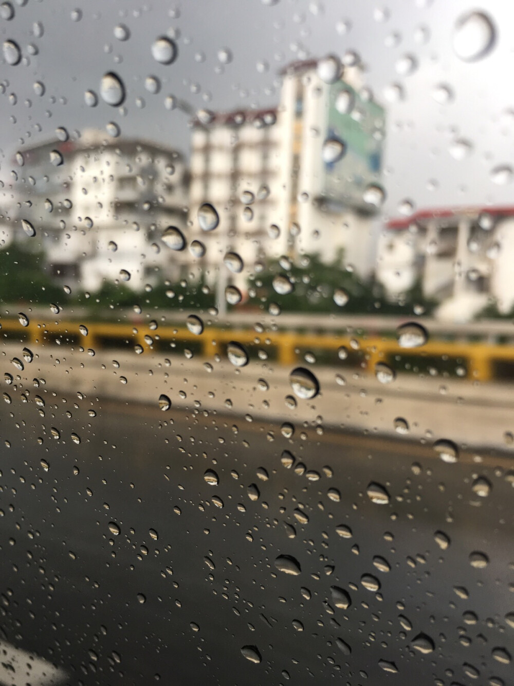 喜欢下雨天，因为常会想起小时候冲到雨中淋湿透却很欢乐的感觉，没有如今所说心情如雨落下！