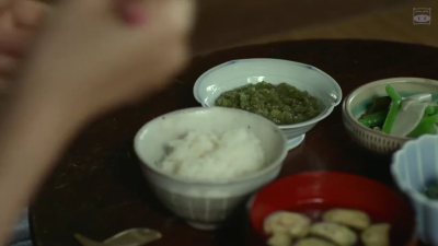 美食 日剧 小森林之雨久花泥拌饭 市子去山上摘了雨久花，当做自己在夏天的下饭小菜。市子说，有了这个即使是在苦夏也能多吃一碗饭