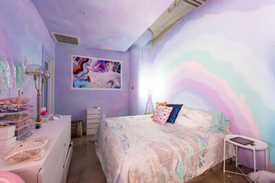 设计师 Amina Mucciolo 的彩虹色公寓