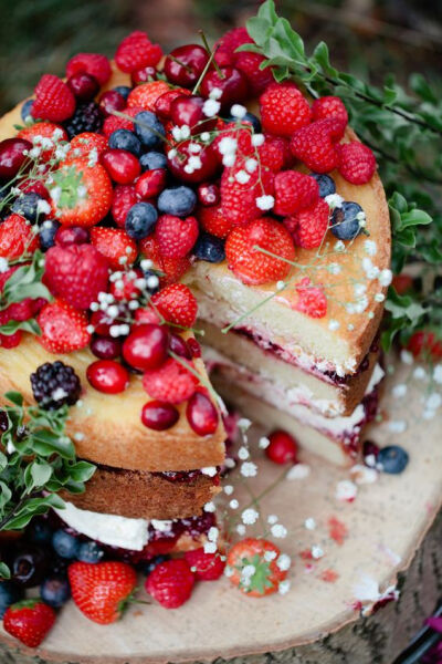丰盛的夏日莓果蛋糕