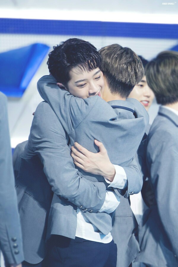 男版produce101wannaone忙内赖冠霖李大辉