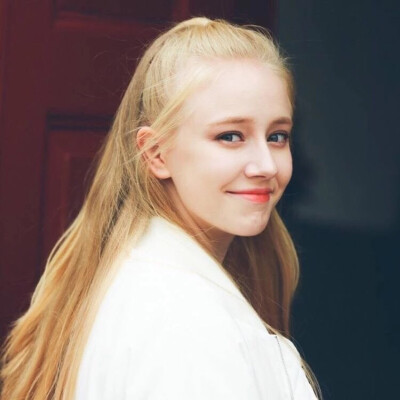 岁月里的你很干净。比水淡，比酒清。