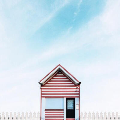 目前居住在葡萄牙的摄影师Sejkko，进行了一个以“Lonely House”为名的摄影计划。为了呈现出孤独的感觉，摄影师穿行于不同的地点，寻找那些自成一体的小屋或建筑物进行拍摄。摄影师表示，他从小就觉得家是一个包含了…