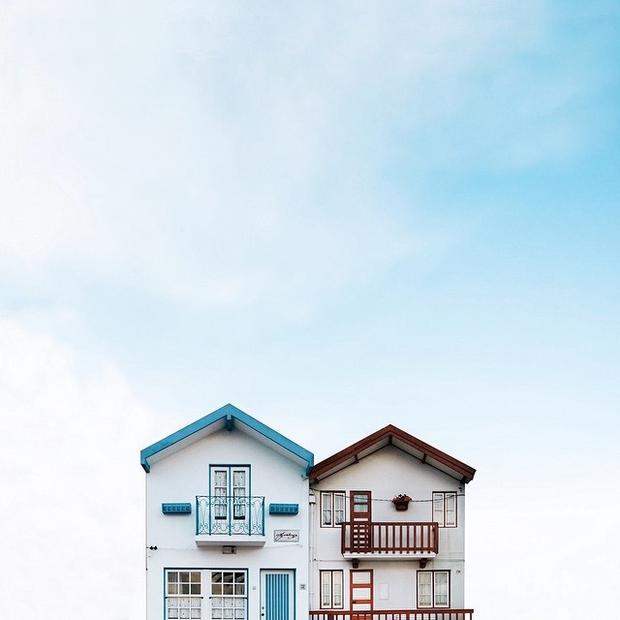 目前居住在葡萄牙的摄影师Sejkko，进行了一个以“Lonely House”为名的摄影计划。为了呈现出孤独的感觉，摄影师穿行于不同的地点，寻找那些自成一体的小屋或建筑物进行拍摄。摄影师表示，他从小就觉得家是一个包含了复杂情绪的场所。在不同的房屋之间不仅存在着地域、文化背景的差异，也因居住者个性不同而呈现出不一样的面貌。而这些形形色色的屋子对于主人来说，则是他们的梦想之家。
在该计划中，摄影师利用手机进行拍摄，并通过后期修图来调整色调，但画面中的房屋确实是独立存在着的。至今为止，Sejkko已经拍摄了大约四十栋这样的房屋