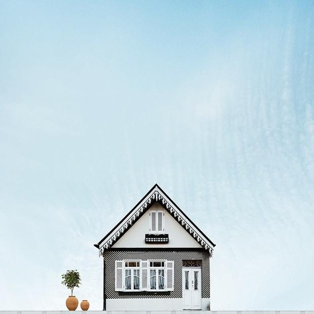 目前居住在葡萄牙的摄影师Sejkko，进行了一个以“Lonely House”为名的摄影计划。为了呈现出孤独的感觉，摄影师穿行于不同的地点，寻找那些自成一体的小屋或建筑物进行拍摄。摄影师表示，他从小就觉得家是一个包含了复杂情绪的场所。在不同的房屋之间不仅存在着地域、文化背景的差异，也因居住者个性不同而呈现出不一样的面貌。而这些形形色色的屋子对于主人来说，则是他们的梦想之家。
在该计划中，摄影师利用手机进行拍摄，并通过后期修图来调整色调，但画面中的房屋确实是独立存在着的。至今为止，Sejkko已经拍摄了大约四十栋这样的房屋