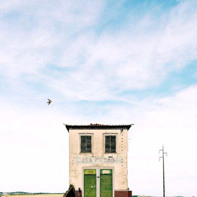 目前居住在葡萄牙的摄影师Sejkko，进行了一个以“Lonely House”为名的摄影计划。为了呈现出孤独的感觉，摄影师穿行于不同的地点，寻找那些自成一体的小屋或建筑物进行拍摄。摄影师表示，他从小就觉得家是一个包含了…