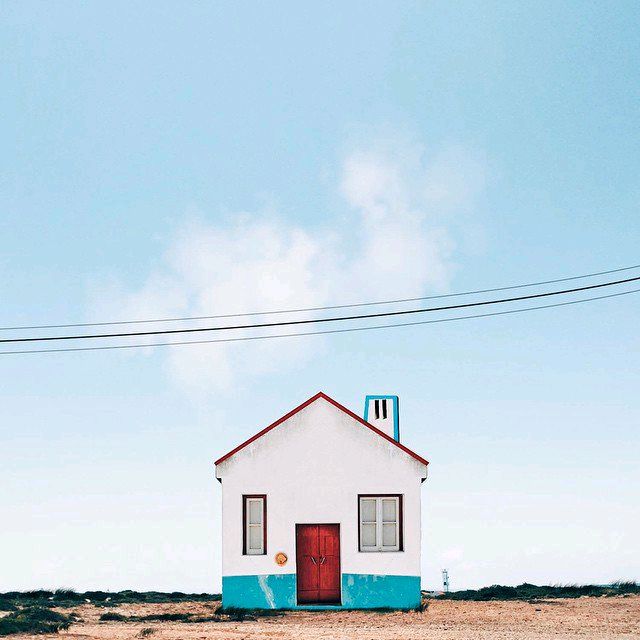 目前居住在葡萄牙的摄影师Sejkko，进行了一个以“Lonely House”为名的摄影计划。为了呈现出孤独的感觉，摄影师穿行于不同的地点，寻找那些自成一体的小屋或建筑物进行拍摄。摄影师表示，他从小就觉得家是一个包含了复杂情绪的场所。在不同的房屋之间不仅存在着地域、文化背景的差异，也因居住者个性不同而呈现出不一样的面貌。而这些形形色色的屋子对于主人来说，则是他们的梦想之家。
在该计划中，摄影师利用手机进行拍摄，并通过后期修图来调整色调，但画面中的房屋确实是独立存在着的。至今为止，Sejkko已经拍摄了大约四十栋这样的房屋