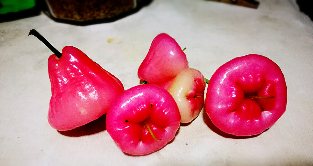 莲雾果，一个加蜂蜜(这个味比较好吃)，一个加牛奶加白糖(按食谱，偏甜，吃不出果味)。