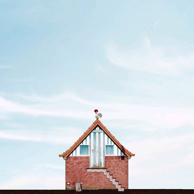 目前居住在葡萄牙的摄影师Sejkko，进行了一个以“Lonely House”为名的摄影计划。为了呈现出孤独的感觉，摄影师穿行于不同的地点，寻找那些自成一体的小屋或建筑物进行拍摄。摄影师表示，他从小就觉得家是一个包含了复杂情绪的场所。在不同的房屋之间不仅存在着地域、文化背景的差异，也因居住者个性不同而呈现出不一样的面貌。而这些形形色色的屋子对于主人来说，则是他们的梦想之家。
在该计划中，摄影师利用手机进行拍摄，并通过后期修图来调整色调，但画面中的房屋确实是独立存在着的。至今为止，Sejkko已经拍摄了大约四十栋这样的房屋