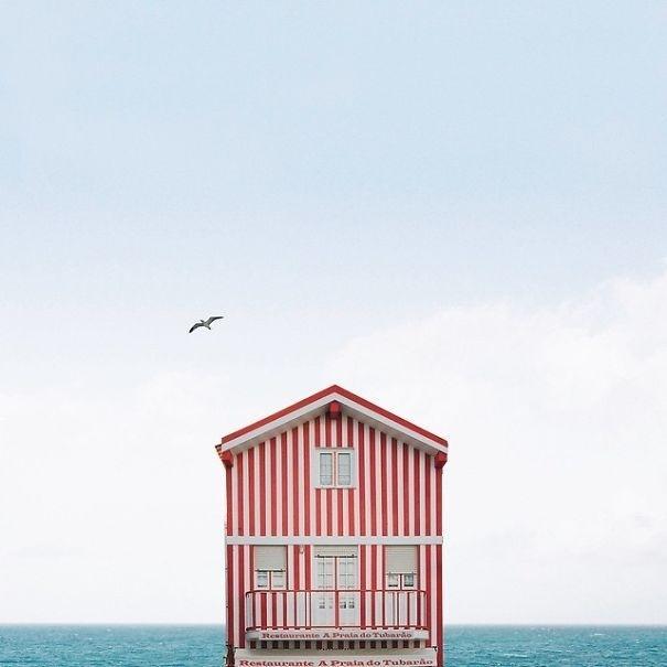 目前居住在葡萄牙的摄影师Sejkko，进行了一个以“Lonely House”为名的摄影计划。为了呈现出孤独的感觉，摄影师穿行于不同的地点，寻找那些自成一体的小屋或建筑物进行拍摄。摄影师表示，他从小就觉得家是一个包含了复杂情绪的场所。在不同的房屋之间不仅存在着地域、文化背景的差异，也因居住者个性不同而呈现出不一样的面貌。而这些形形色色的屋子对于主人来说，则是他们的梦想之家。
在该计划中，摄影师利用手机进行拍摄，并通过后期修图来调整色调，但画面中的房屋确实是独立存在着的。至今为止，Sejkko已经拍摄了大约四十栋这样的房屋