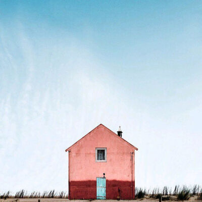 目前居住在葡萄牙的摄影师Sejkko，进行了一个以“Lonely House”为名的摄影计划。为了呈现出孤独的感觉，摄影师穿行于不同的地点，寻找那些自成一体的小屋或建筑物进行拍摄。摄影师表示，他从小就觉得家是一个包含了…