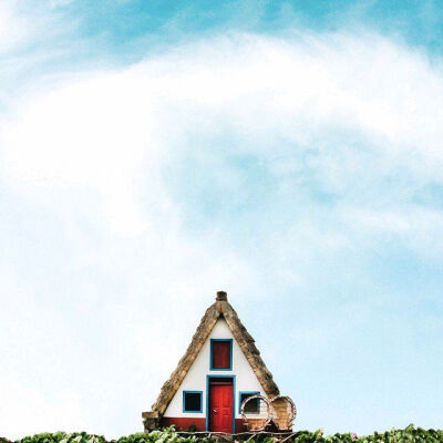 目前居住在葡萄牙的摄影师Sejkko，进行了一个以“Lonely House”为名的摄影计划。为了呈现出孤独的感觉，摄影师穿行于不同的地点，寻找那些自成一体的小屋或建筑物进行拍摄。摄影师表示，他从小就觉得家是一个包含了…