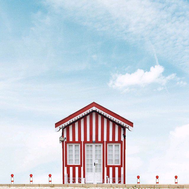 目前居住在葡萄牙的摄影师Sejkko，进行了一个以“Lonely House”为名的摄影计划。为了呈现出孤独的感觉，摄影师穿行于不同的地点，寻找那些自成一体的小屋或建筑物进行拍摄。摄影师表示，他从小就觉得家是一个包含了复杂情绪的场所。在不同的房屋之间不仅存在着地域、文化背景的差异，也因居住者个性不同而呈现出不一样的面貌。而这些形形色色的屋子对于主人来说，则是他们的梦想之家。
在该计划中，摄影师利用手机进行拍摄，并通过后期修图来调整色调，但画面中的房屋确实是独立存在着的。至今为止，Sejkko已经拍摄了大约四十栋这样的房屋