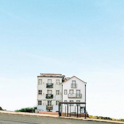 目前居住在葡萄牙的摄影师Sejkko，进行了一个以“Lonely House”为名的摄影计划。为了呈现出孤独的感觉，摄影师穿行于不同的地点，寻找那些自成一体的小屋或建筑物进行拍摄。摄影师表示，他从小就觉得家是一个包含了…