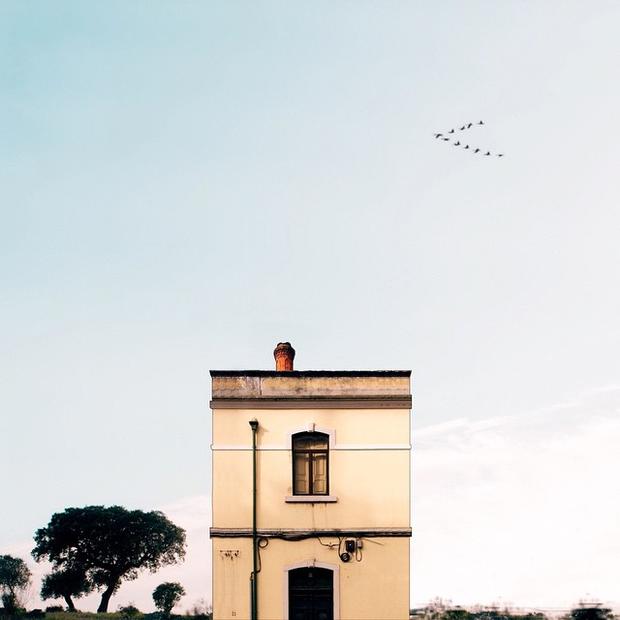 目前居住在葡萄牙的摄影师Sejkko，进行了一个以“Lonely House”为名的摄影计划。为了呈现出孤独的感觉，摄影师穿行于不同的地点，寻找那些自成一体的小屋或建筑物进行拍摄。摄影师表示，他从小就觉得家是一个包含了复杂情绪的场所。在不同的房屋之间不仅存在着地域、文化背景的差异，也因居住者个性不同而呈现出不一样的面貌。而这些形形色色的屋子对于主人来说，则是他们的梦想之家。
在该计划中，摄影师利用手机进行拍摄，并通过后期修图来调整色调，但画面中的房屋确实是独立存在着的。至今为止，Sejkko已经拍摄了大约四十栋这样的房屋