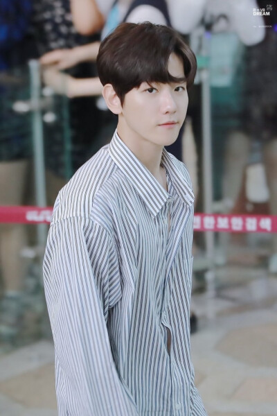 #边伯贤可爱领袖# #BAEKHYUN#【R=VB Dream】170606 金浦机场 更推2P