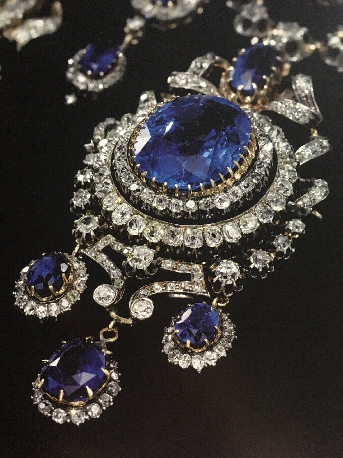 #买不起也要看看##荐书# 这本Celebrating Jewellery: exceptional jewels of the nineteenth and twentieth centuries ，虽然文字太少信息量极小，但是图片质量太感人了……图1放了个爪子当对比，想象下这种扑面而来的高清。没想到那件Henri Vever的作品，拍出来了半透明珐琅后面透出的茎。 ​​​​