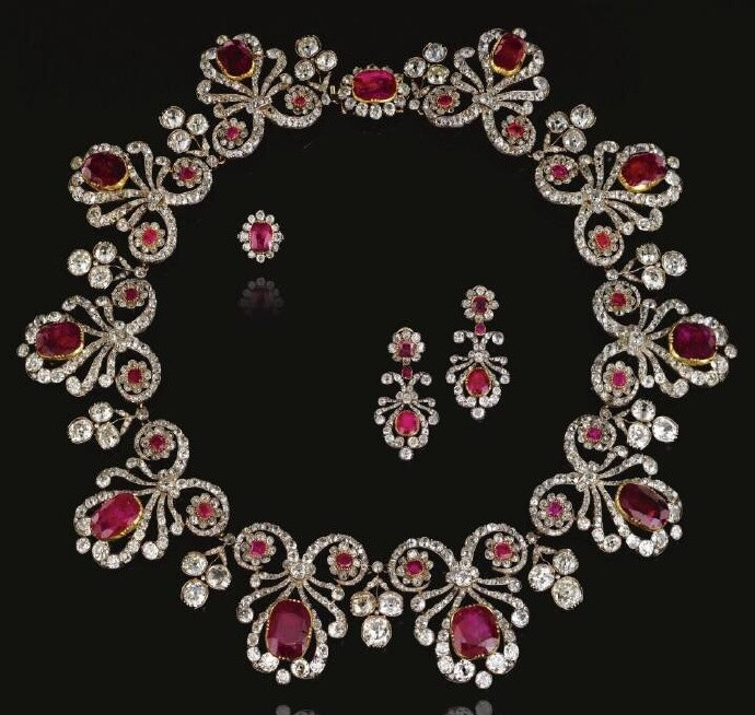 #买不起也要看看##荐书# 这本Celebrating Jewellery: exceptional jewels of the nineteenth and twentieth centuries ，虽然文字太少信息量极小，但是图片质量太感人了……图1放了个爪子当对比，想象下这种扑面而来的高清。没想到那件Henri Vever的作品，拍出来了半透明珐琅后面透出的茎。 ​​​​