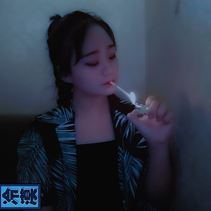 她的红唇从未碰过你的脸
就像你的眼从未认真看过