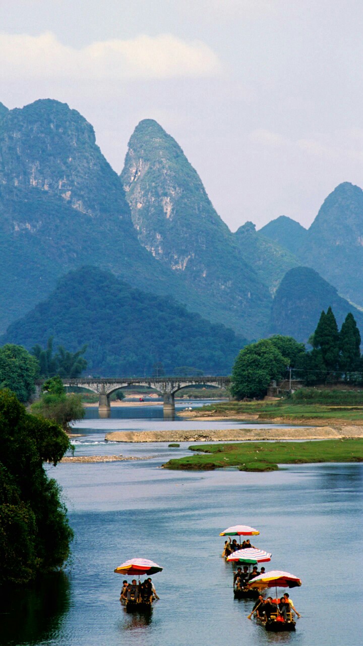 阳朔段漓江风光为整个漓江精华，还有遇龙河、兴坪古镇等景点，是到桂林旅游的必游线路。