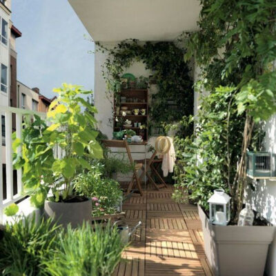 阳台作为勾连室内外的承接，能够让人在享受家庭温馨惬意的同时呼吸着属于户外的自然气息。