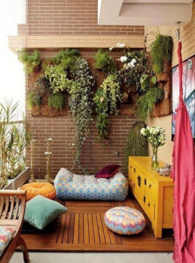 在落地的窗门前可以看到绿色植物和排列紧凑的家具，营造温馨的居家氛围……
