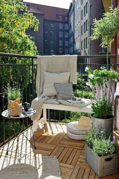恰恰是小阳台才越能够体现设计性。装饰宜舒适、实用，又能与家居很好地融合，继而不经意地将阳光和绿色引入……
