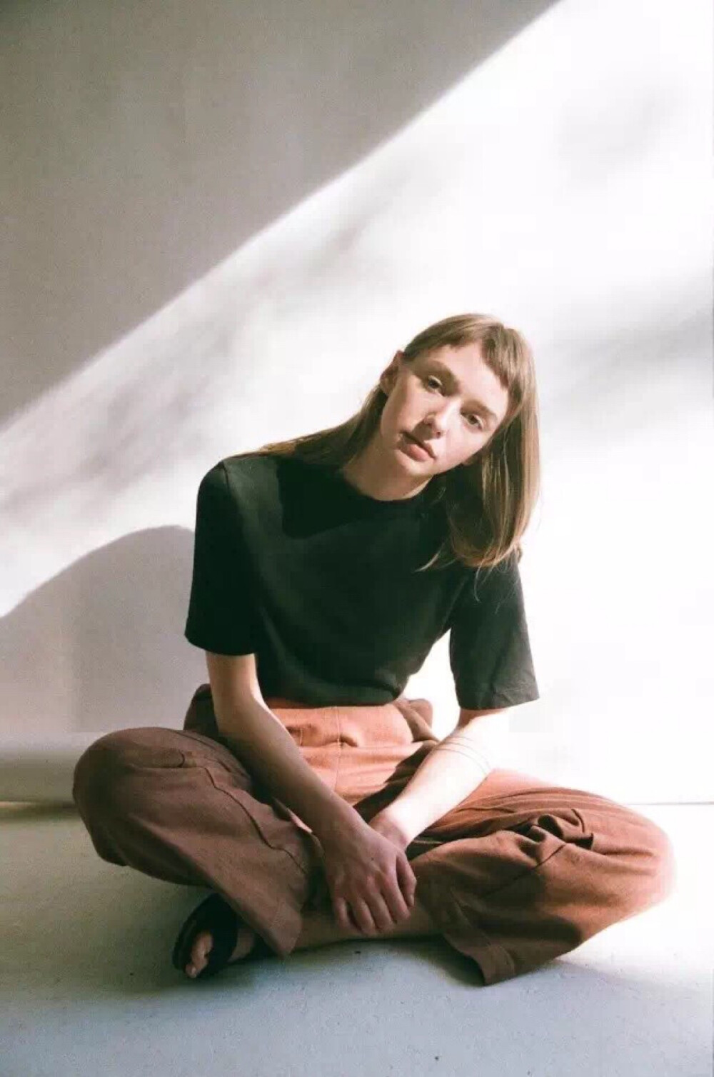 #十大夏日日常穿搭#之极简风。除了黑白灰以外还可以加红色来搭配~